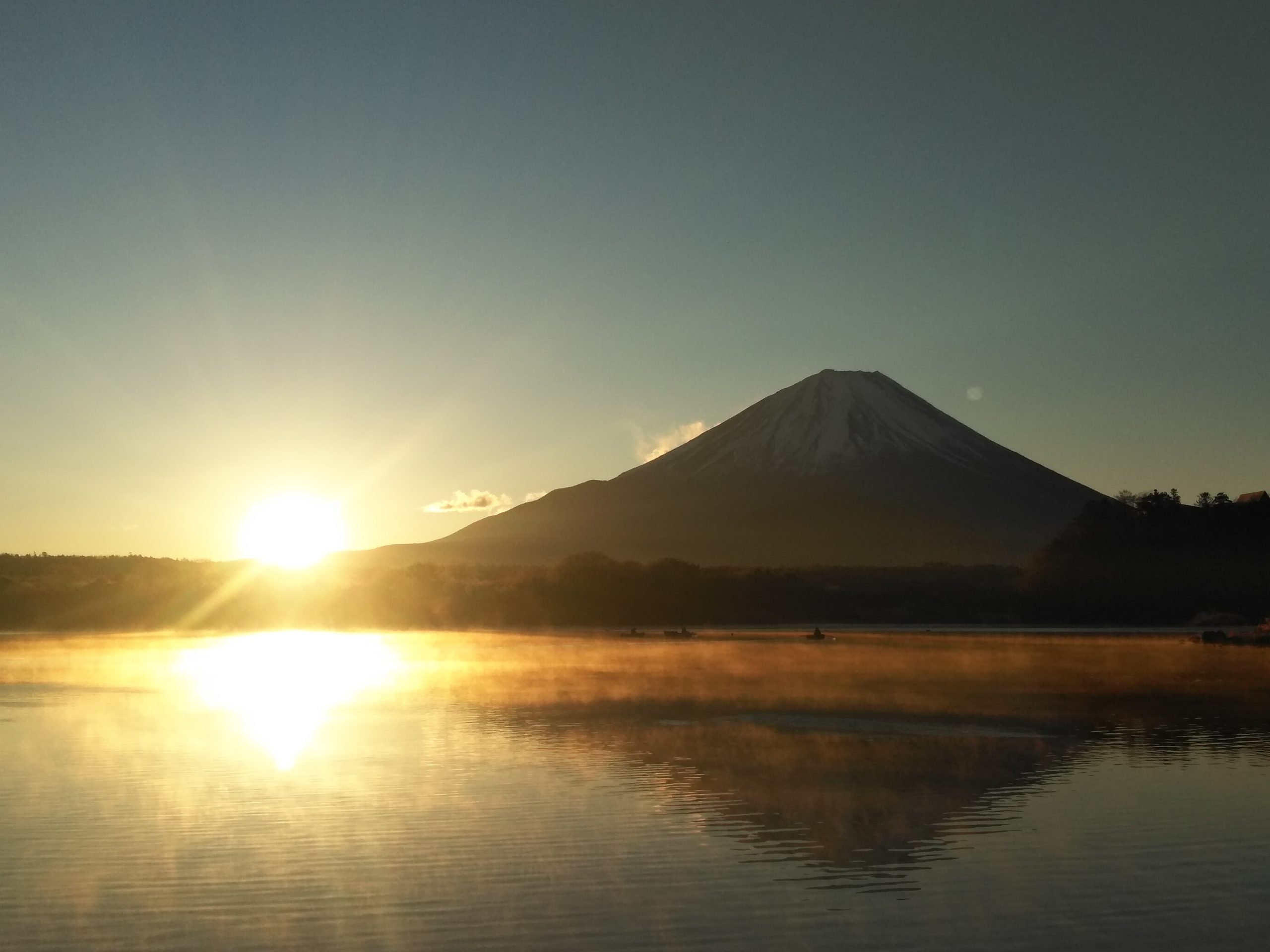 朝日が昇る富士山と精進湖